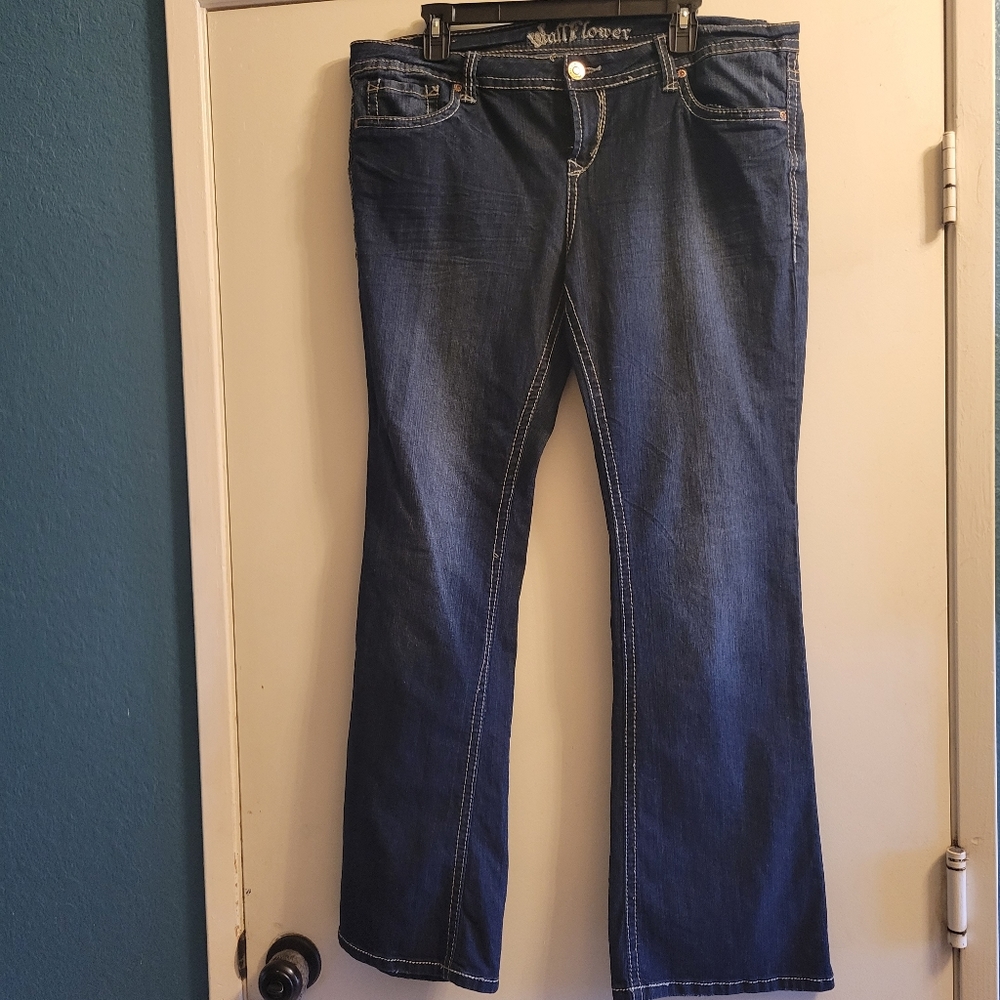 WallFlower Women's Luscious Curvy Bootcut Mid-Rise Insta Stretch Juniors Jean 17